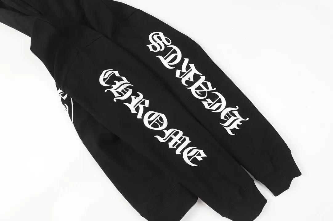 M03—P210 -Chrome Hearts/Chrome Hearts printed sweatshirt cardigan jacket -420 grams of high-density, high-quality wool, soft, delicate and skin-friendly, soft and silky to the touch, warm and skin-friendly -The hardware zipper accessories are all customized and full of details -Colour: black white -Size: S M L XL